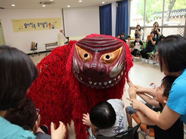 교과서속 민속놀이 교육 모습