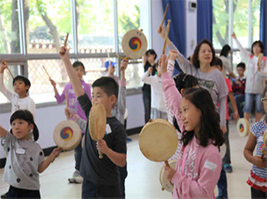 우리가족 박물관 나들이 교육중인 어린이들