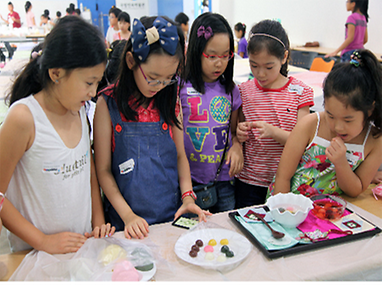 음식을 만들고 있는 어린이들