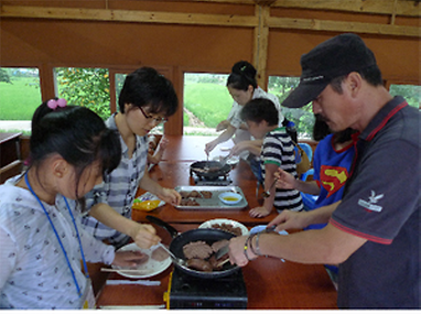 강원도 음식 만들기 체험중인 가족들