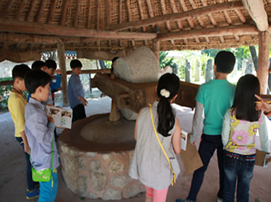 방앗간을 참관중인 어린이들