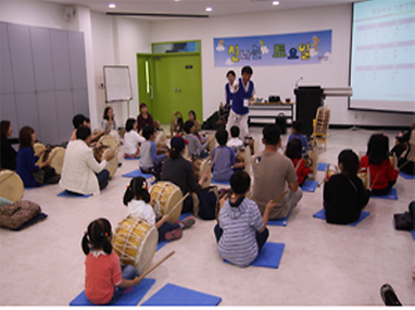 사물놀이를 배우고 있는 어린이들