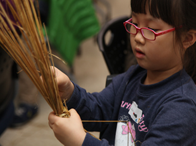 짚풀공예 교육중인 가족
