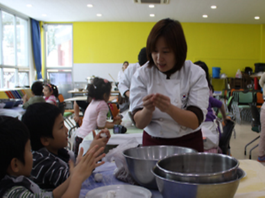 떡국 만들기 체험중인 어린이들