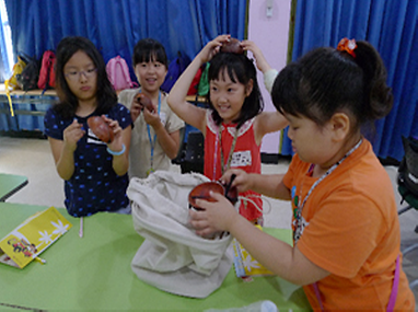 한국꾸러미를 체험중인 어린이들