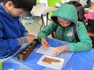 다식을 만들고 있는 어린이들