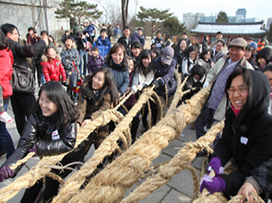 볏가릿대 세우기 체험중인 어린이들