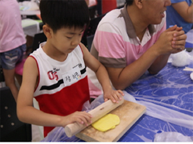 유두면을 만들고 있는 어린이