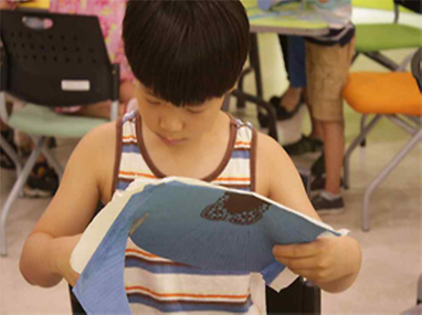 한지 부채를 만드는 어린이