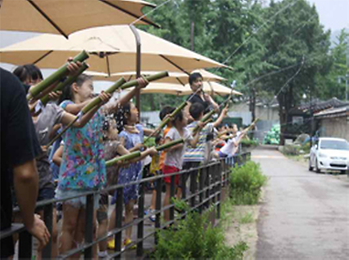 물총쏘기 하는 어린이들