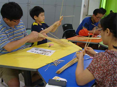 짚풀 공예 교육중인 가족