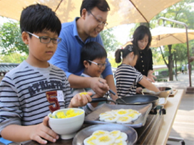 국화전 만드는 가족