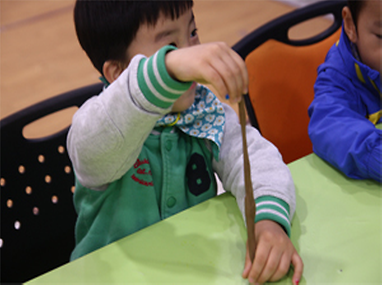 촉각놀이 하는 어린이