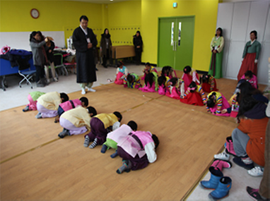 세배하는 어린이들