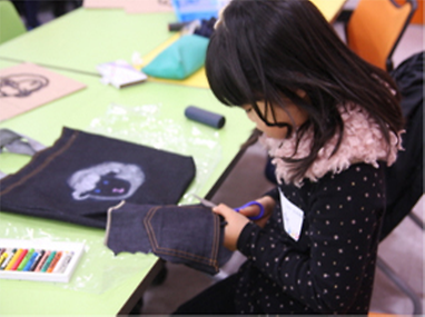 가방을 만들고 있는 어린이