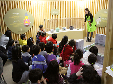 교육을 듣고 있는 어린이들