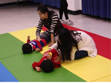 신체놀이 교육중인 어린이들