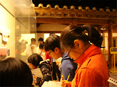 전시장을 둘러보는 어린이들