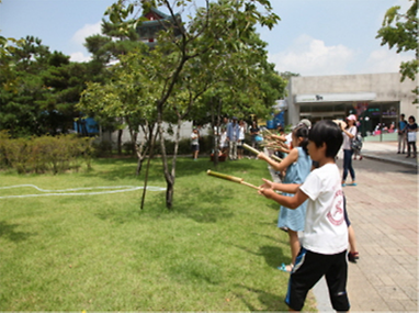 교육 체험중인 어린이들