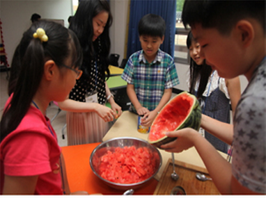 교육 체험중인 어린이들