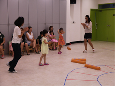 교육중인 어린이와 학부모