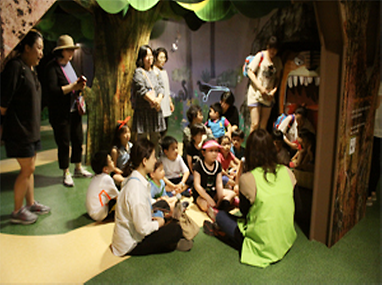 전시 설명회 참관중인 어린이들