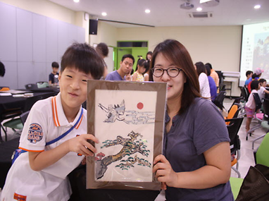 교육 결과물을 보여주는 어린이