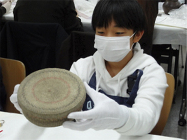 유물을 관찰중인 어린이