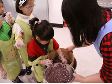 팥 씻기 체험 중인 어린이