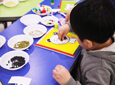 곡물액자를 만들고 있는 어린이