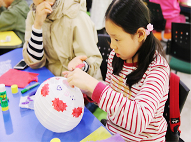 연등을 만들고 있는 어린이