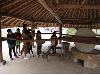 야외전시장에서 교육중인 어린이들