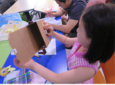 위로가방을 만들고 있는 어린이