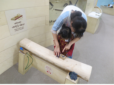 나무를 체험하는 어린이