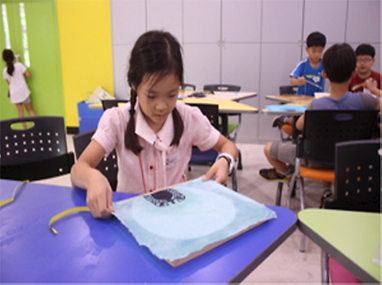 부채를 만들고 있는 어린이