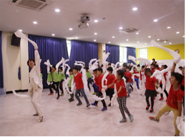 탈춤 교육 하고 있는 어린이들