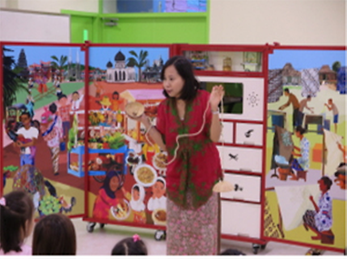 다문화꾸러미를 교육하고 있는 선생님