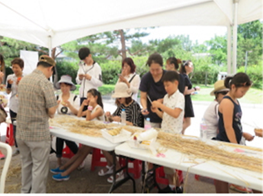 짚풀 공예 체험중인 가족들