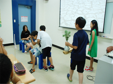 교육중인 어린이들