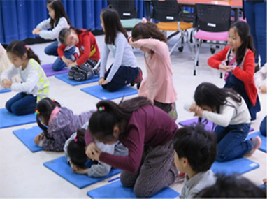 세시풍속 체험중인 어린이들