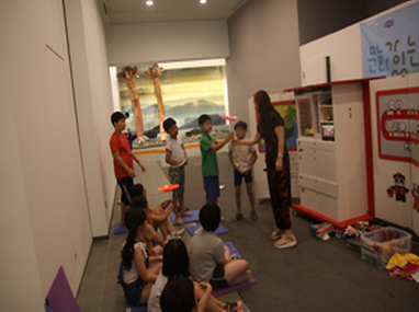 다문화꾸러미 교육중인 어린이들