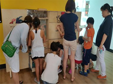 교구재를 체험하는 가족들