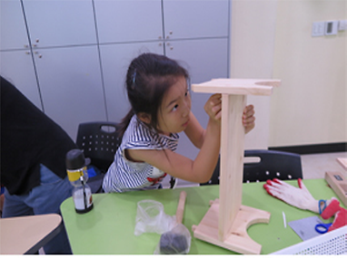 목가구를 만들고 있는 어린이