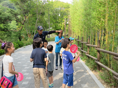 서울동물원에서 교육중인 어린이들