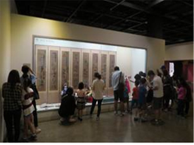 책거리도가 전시된 모습