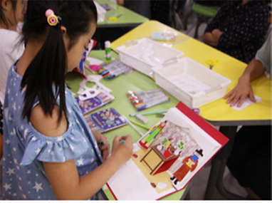 팝업카드를 만들고 있는 어린이