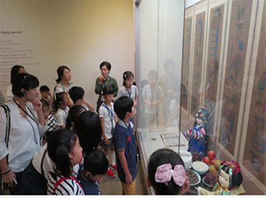 전시장을 관람중인 어린이들