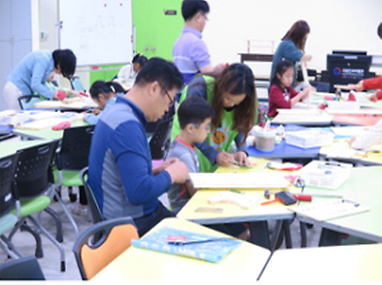 부모와 함께 교육중인 어린이