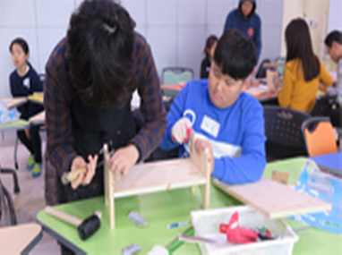 서안을 만들고 있는 가족