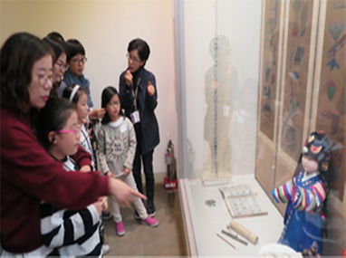 전시장에서 수업중인 가족들